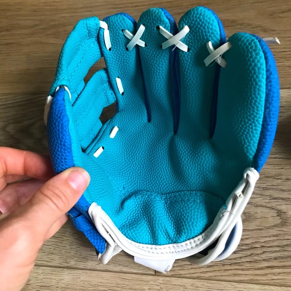 ⚾️ Little Boys Baseball Glove & Ball (3-4 yr old) - Picture 3 of 3